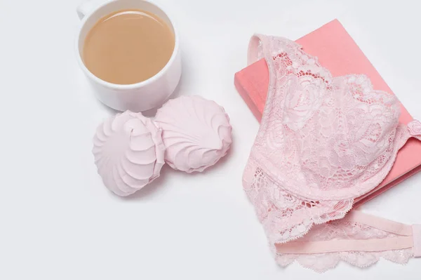 Tasse de café avec guimauves. Corsage en dentelle rose et bloc-notes sur fond blanc. Concept tendance . — Photo