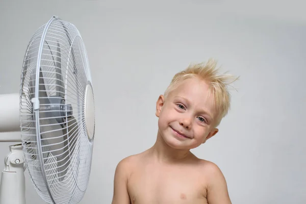 Ένα όμορφο, ξανθό αγόρι με γυμνό κορμό στέκεται κοντά σε αναπνευστήρα. Καλοκαιρινή ιδέα — Φωτογραφία Αρχείου