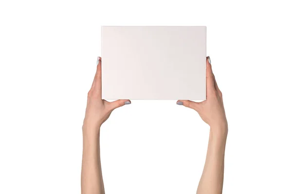 Vit rektangulär låda i kvinnliga händer. Topp-vy. Isolera — Stockfoto