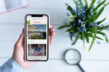 Kharkiv, Ukrayna - 10 Nisan 2019: Ekranda finance101.com site ile kadın elinde Apple iphone X.