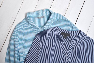 Etiket mavi çizgili pamuklu gömlek. Moda konsepti. Yakın çekim