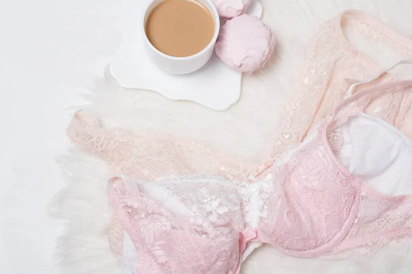 Чашку кофе с зефиром. Розовый кружевной корпус и блокнот на белом фоне. Модная концепция . — стоковое фото