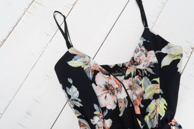 Kharkov, Ukrayna - 27 Nisan 2019: Omuz askılı siyah çiçekli bluzların bir parçası. Boohoo etiketi