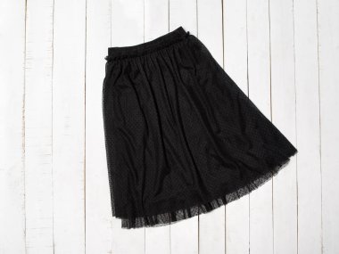 Beyaz ahşap arka plan üzerinde siyah tül etek. Üstte görüntü