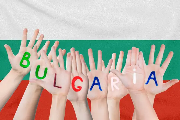 Inscripción Bulgaria en las manos de los niños sobre el fondo de una bandera ondeante de la Bulgaria —  Fotos de Stock