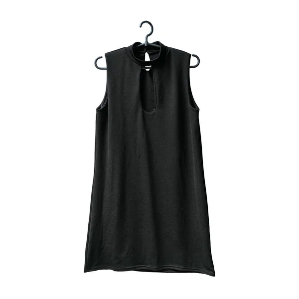 Kleine zwarte jurk op de hanger. Witte achtergrond. Isoleren — Stockfoto
