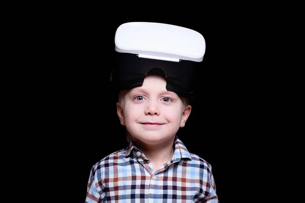 Ragazzo sorridente con occhiali di realtà virtuale. Camicia scozzese. Fondo nero — Foto Stock