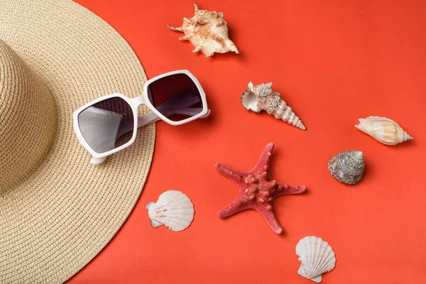 太阳眼镜,贝壳,帽子和海星的一部分。活珊瑚背景。平躺。旅行理念 — 图库照片