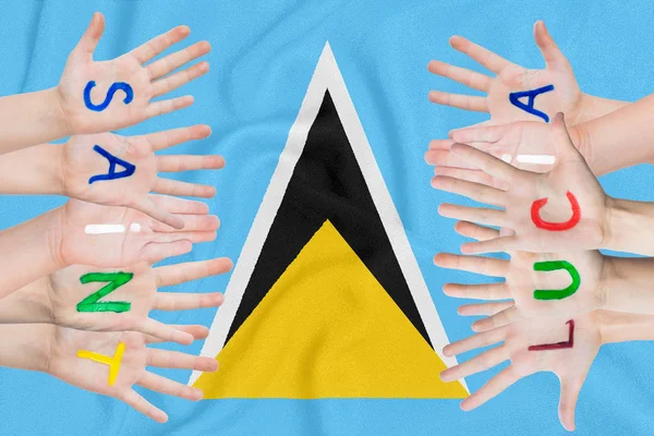 Felirat Saint Lucia a gyerekek kezében a háttérben egy integetett zászló a Szent Lucia — Stock Fotó