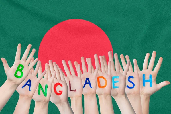 Inscription Bangladesh sur les mains des enfants sur le fond d'un drapeau agitant du Bangladesh — Photo