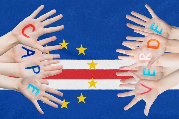 Inscrição Cabo Verde nas mãos das crianças no fundo de uma bandeira ondulada do Cabo Verde — Fotografia de Stock