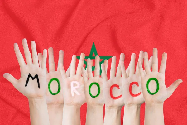 Inscription Maroc sur les mains des enfants contre le backgrou — Photo