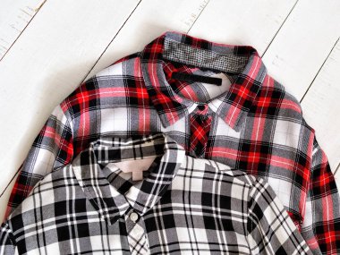 Ahşap arka planda iki damalı gömlek. Üst te. Yakın çekim