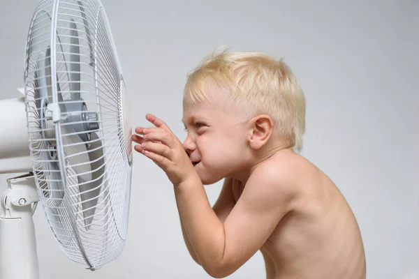 Ένα ξανθό αγόρι με γυμνό κορμό αγγίζει τον αναπνευστήρα. Καλοκαιρινή ιδέα — Φωτογραφία Αρχείου
