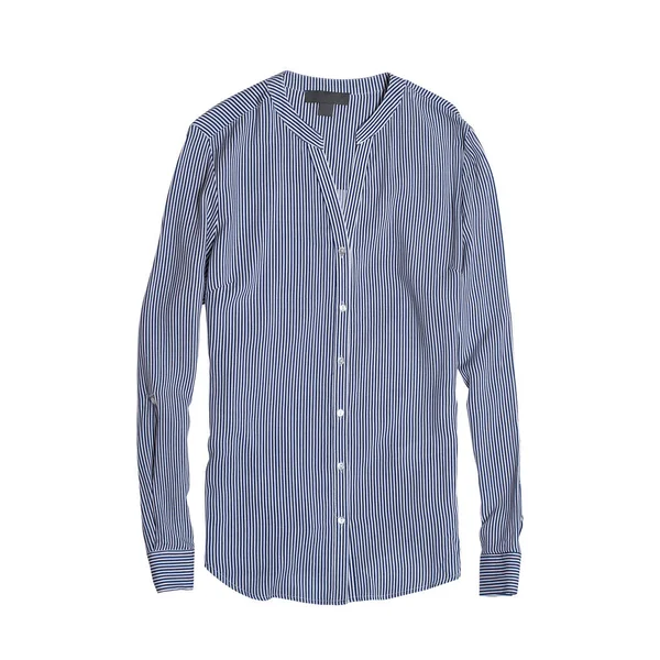 Camisa de algodón rayado azul aislada sobre fondo blanco. Concepto de moda . — Foto de Stock