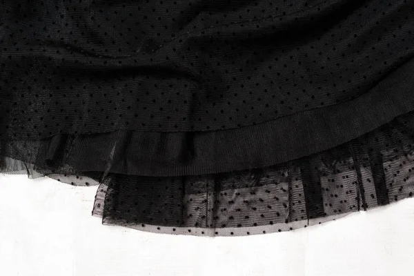 Conceito de moda de roupas. Detalhe da saia de tule preto no fundo de madeira branco. Vista superior — Fotografia de Stock