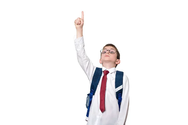 Jongen met een rugzak en in ronde glazen wijst zijn vinger omhoog. School concept. Isoleren — Stockfoto