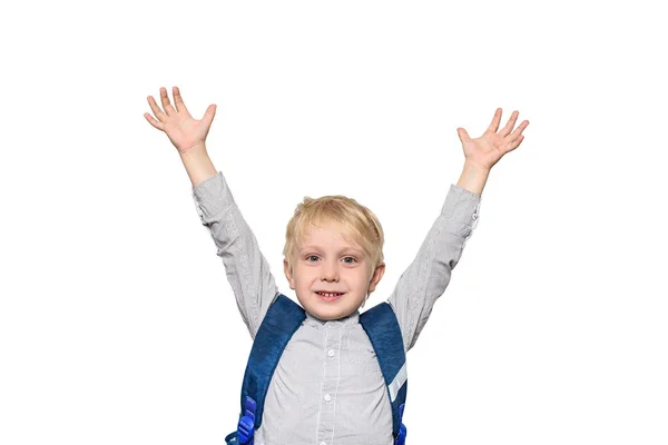 Retrato de un alegre colegial rubio con una bolsa de escuela. Manos arriba. Aislar —  Fotos de Stock