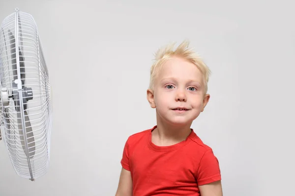 Muito loiro menino de camisa vermelha desfrutando do ar fresco. Conceito de verão . — Fotografia de Stock