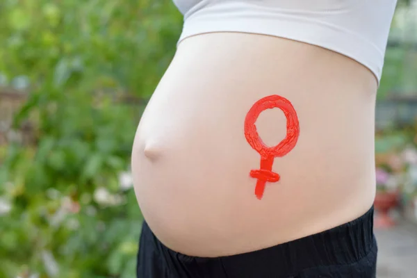 Płeć kobieta symbol sporządzone na ciężarnej kobiecej brzuch. Koncepcja w ciąży. Zbliżenie — Zdjęcie stockowe