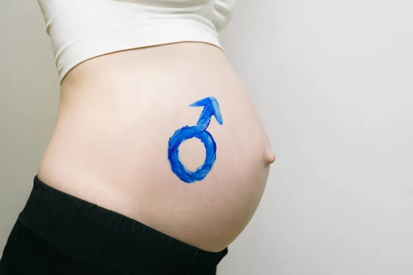 Símbolo masculino de género dibujado en una barriga femenina embarazada. Concepto de embarazada. Primer plano —  Fotos de Stock