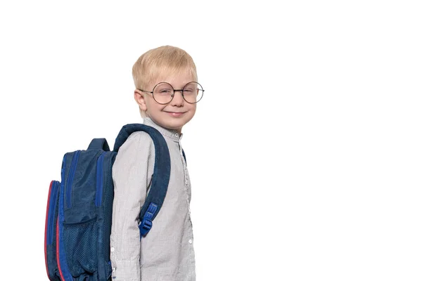 Retrato de um menino loiro de óculos e com uma mochila escolar. Conceito escolar. Isolar — Fotografia de Stock