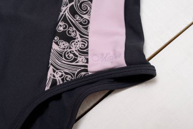 Kharkov, Ukrayna - 27 Nisan 2019: Desenli gri-pembe mayo ve Maine yazıtının detayı. Close