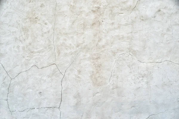 Stary szary mur z pęknięć na tynku. Streszczenie tła — Zdjęcie stockowe