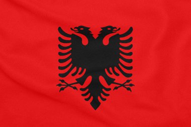 Dokulu kumaş üzerinde Arnavutluk bayrağı. Vatansever sembolü