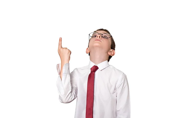 Хлопчик у білій сорочці та окулярах вказує пальцем вгору. Шкільна концепція. ізольовані — стокове фото