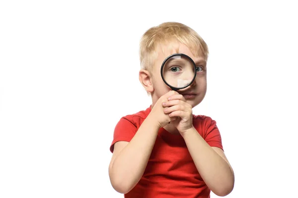 Niño rubio con una lupa en las manos. Pequeño explorador. Fondo blanco —  Fotos de Stock