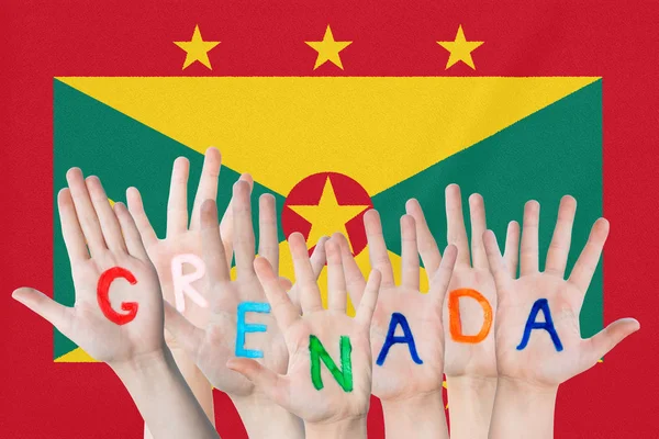 Napis Grenada na rękach dzieci na tle machając flagą Grenady — Zdjęcie stockowe