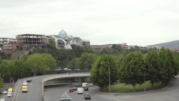 Vista del Palacio Presidencial en Avlabari y la autopista, Tiflis, Georgia. Día nublado — Vídeo de stock