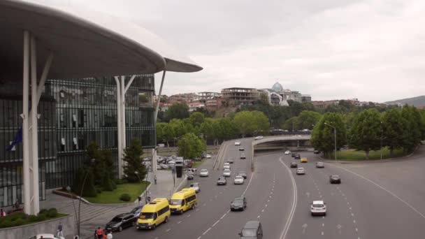 De bouw van het huis van gerechtigheid en de aangrenzende snelweg in Tbilisi. Georgië. Zijaanzicht — Stockvideo