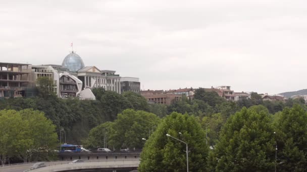 Utsikt över presidentpalatset i Avlabari och motorvägen, Tbilisi, Georgien. Mulen dag — Stockvideo