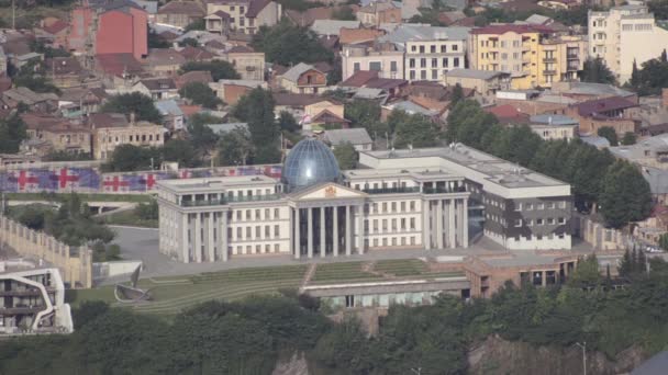 Pohled na prezidentský palác v Avlabari a na dálnici, Tbilisi, Gruzie. Den je zatažený. Pohled shora — Stock video