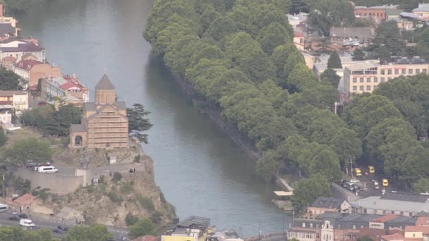 Historické centrum města a řeka kura v Tbilisi. Gruzie. Pohled shora — Stock video