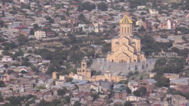 Gürcü Ortodoks Kilisesi Tsminda Sameba Katedrali. Tiflis, Gürcistan. Yukarıdan görüntüle
