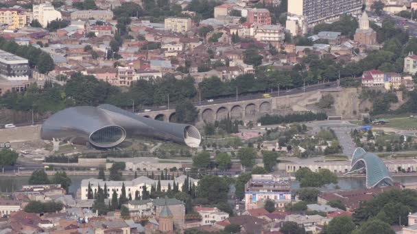Rike Park, un complesso culturale e ponte di pace sul fiume Kura a Tbilisi, Georgia. Vista dall'alto — Video Stock