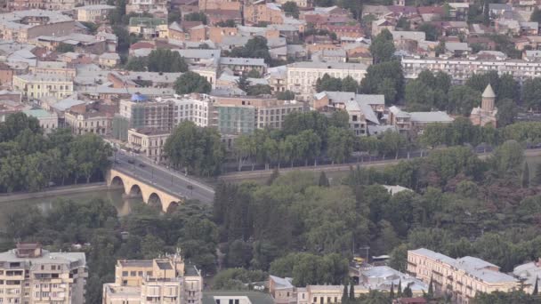 Puente sobre el río Kura y zonas residenciales en el centro de Tiflis. Georgia. Vista desde arriba — Vídeo de stock