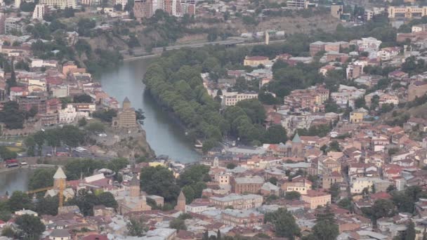 Centro storico della città e fiume Kura, Tbilisi. Georgia. Vista dall'alto — Video Stock