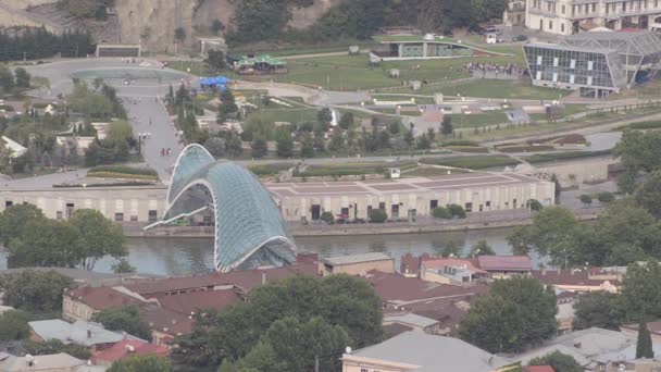 Friedensbrücke über den Kura-Fluss und den Würgepark in Tiflis, Georgien. Blick von oben — Stockvideo