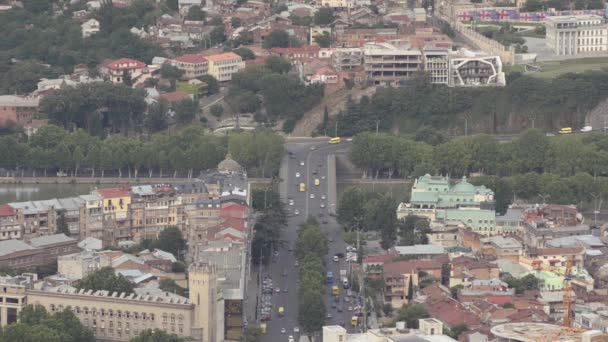 Autobahn im Zentrum von Tiflis. Georgien. Blick von oben — Stockvideo