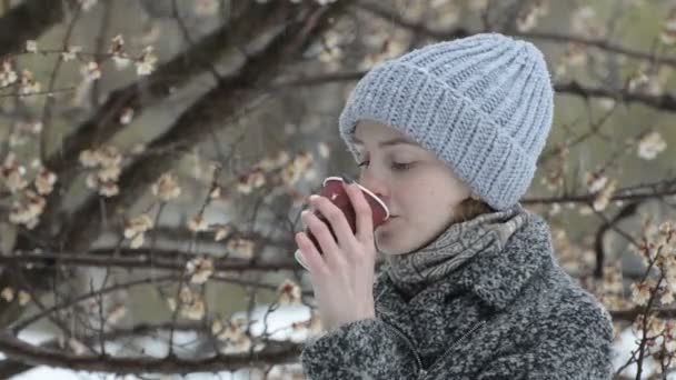 Giovane Donna Che Beve Bicchiere Carta Foglie Fiore Inizio Primavera — Video Stock