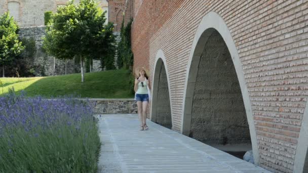 Joven Mujer Con Sombrero Camina Por Las Antiguas Murallas Toca — Vídeos de Stock
