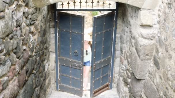 Молода Жінка Капелюхом Відкриває Старі Металеві Двері Дивиться Навколо Захопленням — стокове відео