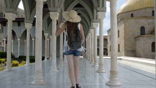 Mujer Joven Patio Con Columnas Hace Una Selfie Teléfono Inteligente — Vídeos de Stock