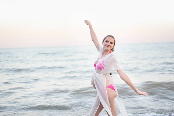 Молода вагітна жінка танцює на березі моря. Насолоджуйтесь миттю . — стокове фото