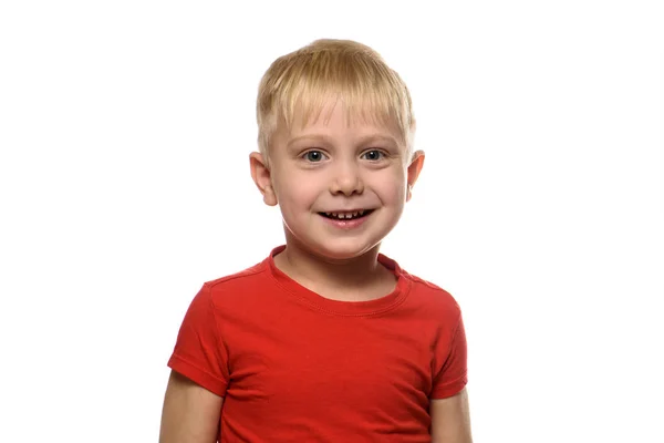Retrato de um rapaz louro sorridente com uma t-shirt vermelha. Pré-escolar. Fundo branco — Fotografia de Stock