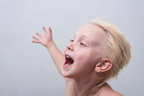 Schreeuwen, blond, jongen. Close-up. Zijaanzicht, witte achtergrond — Stockfoto